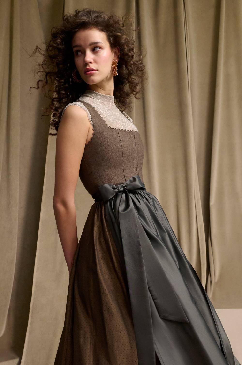 Kinga Mathe Dirndl München in Taupe Letzte 3 Tage