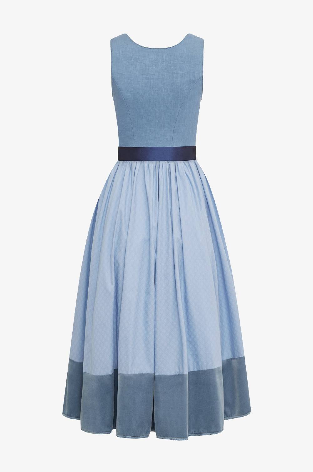Kinga Mathe Jubiläumsdirndl in Stahlblau zollfrei