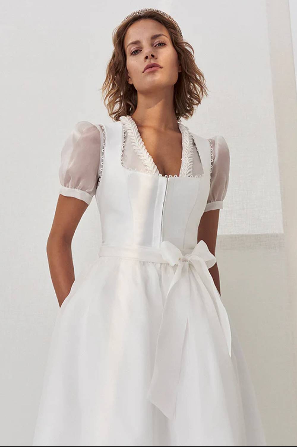 Kinga Mathe Brautdirndl Elea in Weiß Kostenloser Versand international