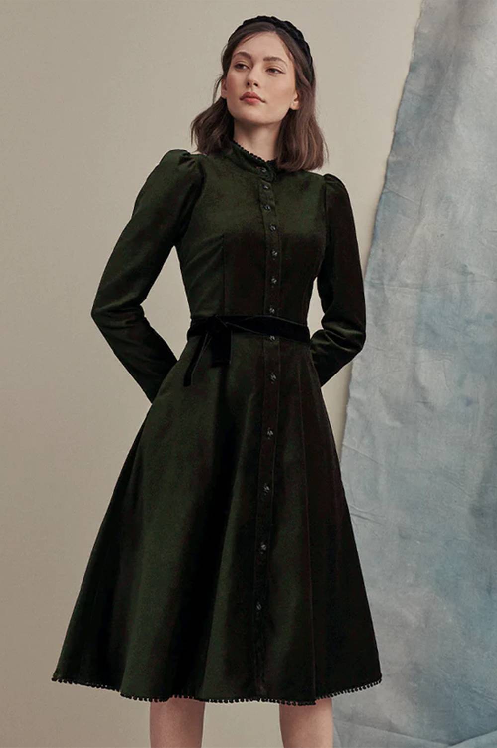Kinga Mathe Samtkleid Ann in Olive Osterangebot