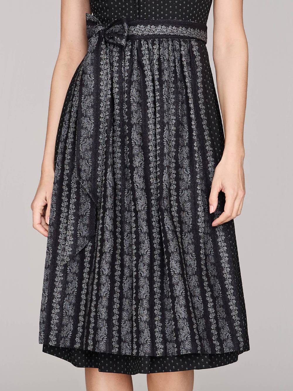 Limberry Schwarzes Dirndl mit Streublumen - VERA BLACK Sonderangebot der Fabrik