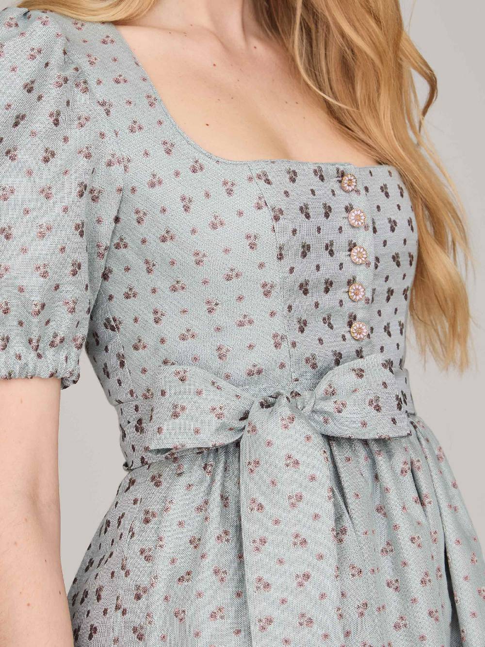 Limberry Hellblaues Dirndl mit Puffärmeln - LOTTIE BLUE HAZE im Angebot