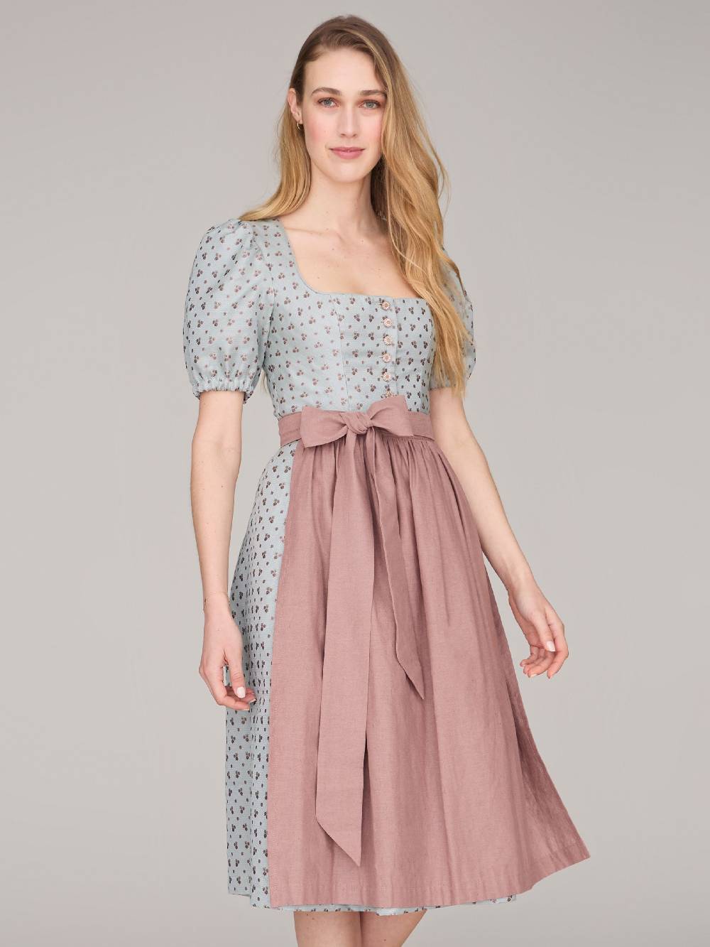 Limberry Hellblaues Dirndl mit Puffärmeln - LOTTIE BLUE HAZE im Angebot