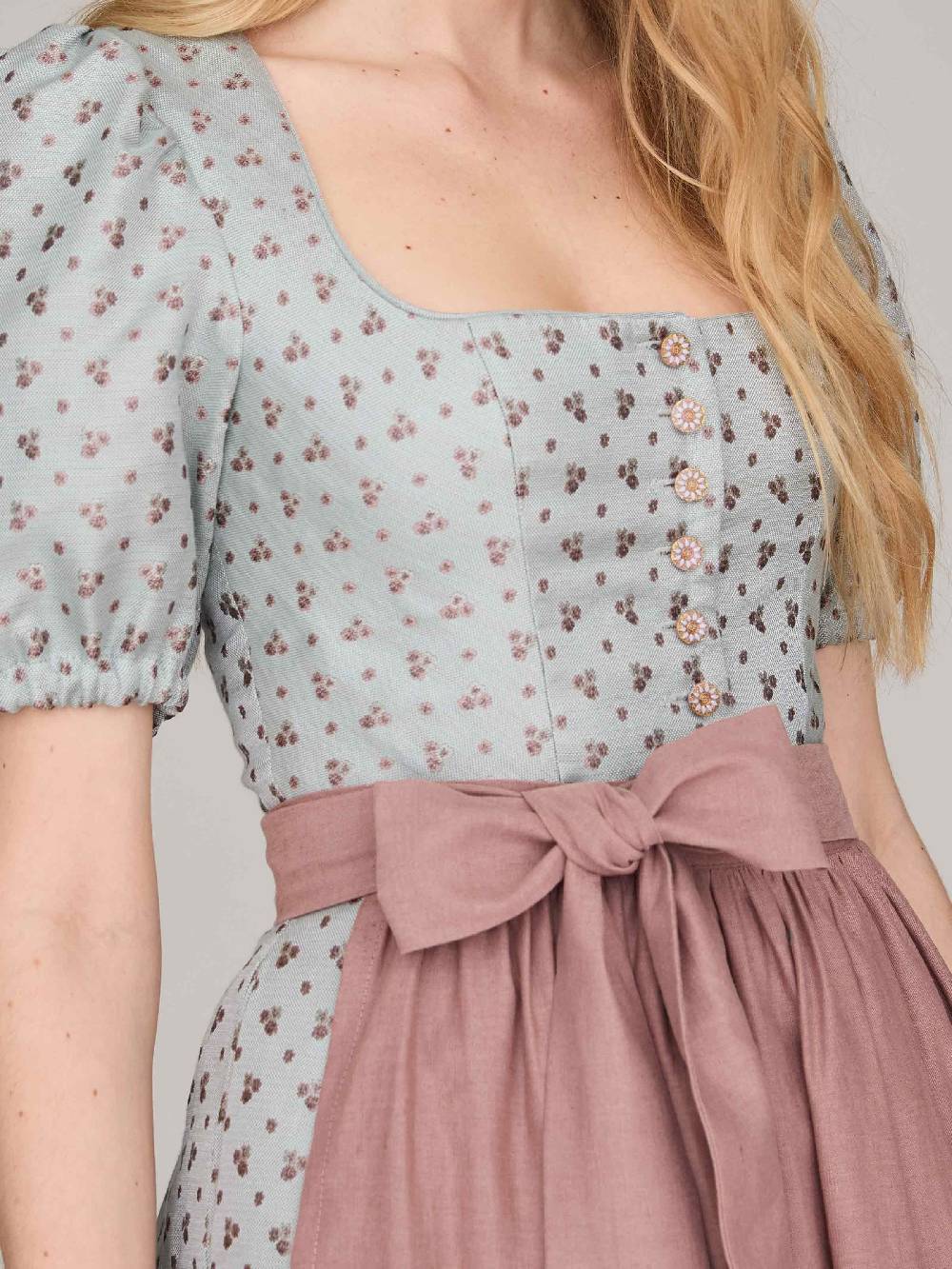 Limberry Hellblaues Dirndl mit Puffärmeln - LOTTIE BLUE HAZE im Angebot