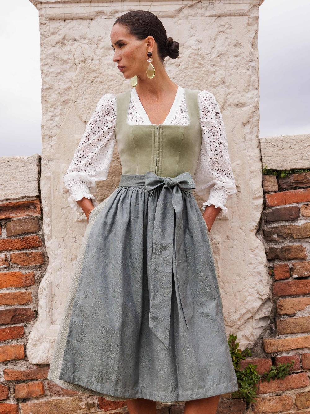 Limberry Salbeigrünes Dirndl mit Samt-Mieder - ROMEE DESERT SAGE Exklusivangebot