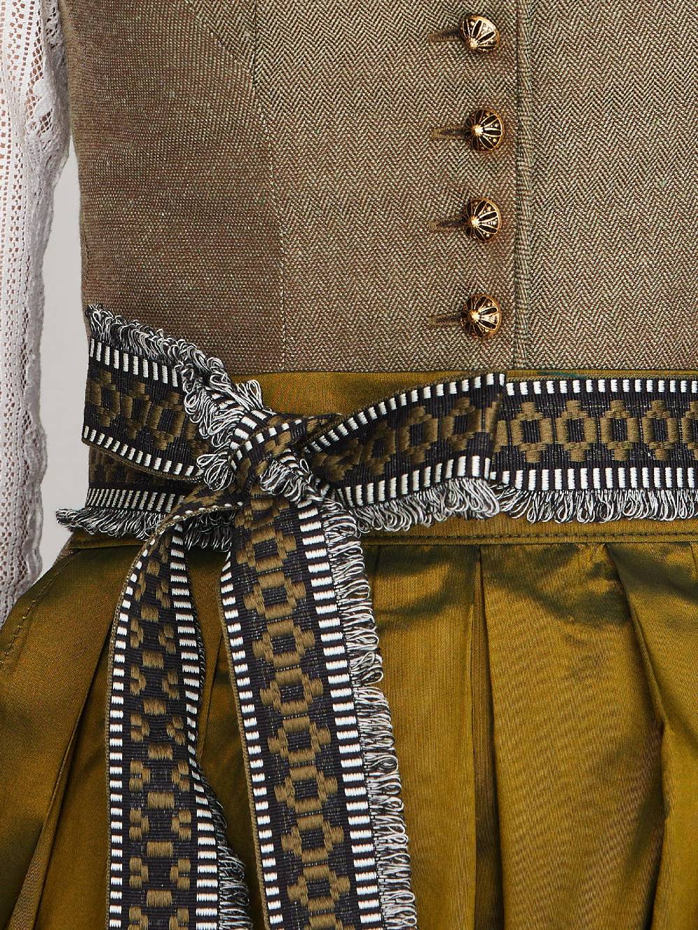 Limberry Olivgrünes Dirndl mit auffallendem Schürzenband - PALOMA OLIV Rabatte dieses Monats