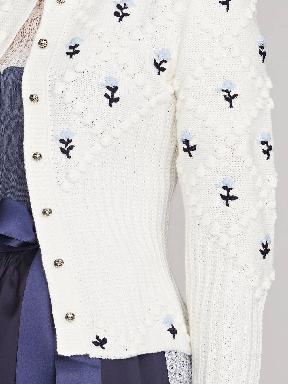 Limberry Cremeweiße Strickjacke mit blauer Blumenstickerei - ROMY Online Outlet