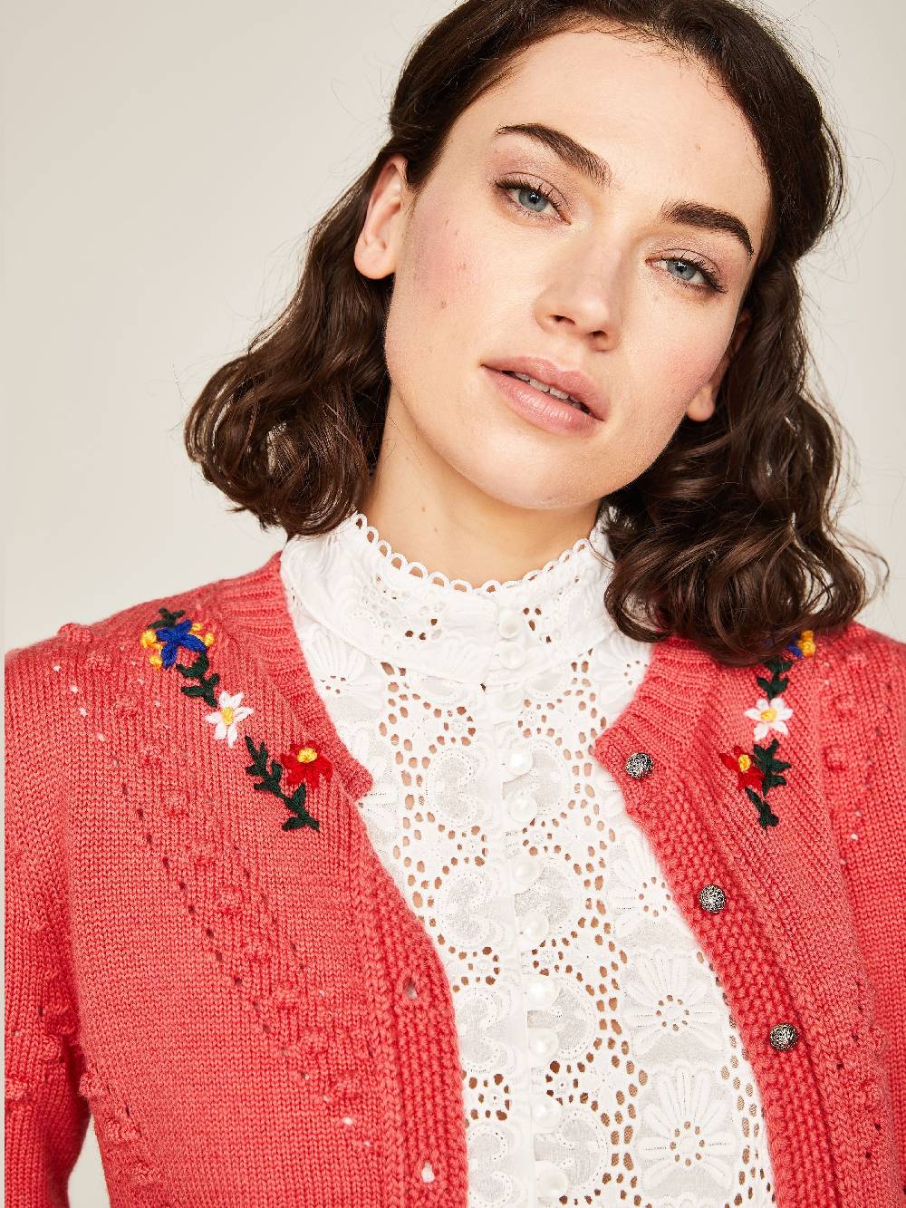 Limberry Strickjacke in Koralle mit Blumenstickerei - THERESA Zeitbegrenzte Promotion