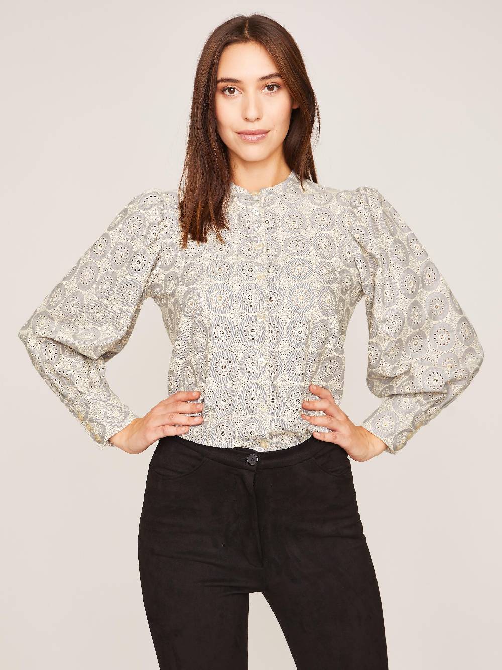 Limberry Hellgraue Bluse mit Stickerei - ADELINE Speichern exportieren