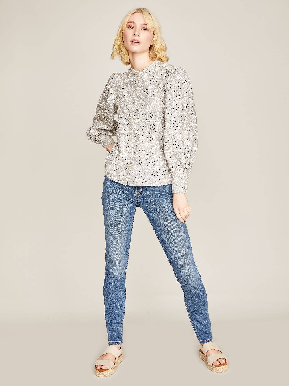 Limberry Hellgraue Bluse mit Stickerei - ADELINE Speichern exportieren