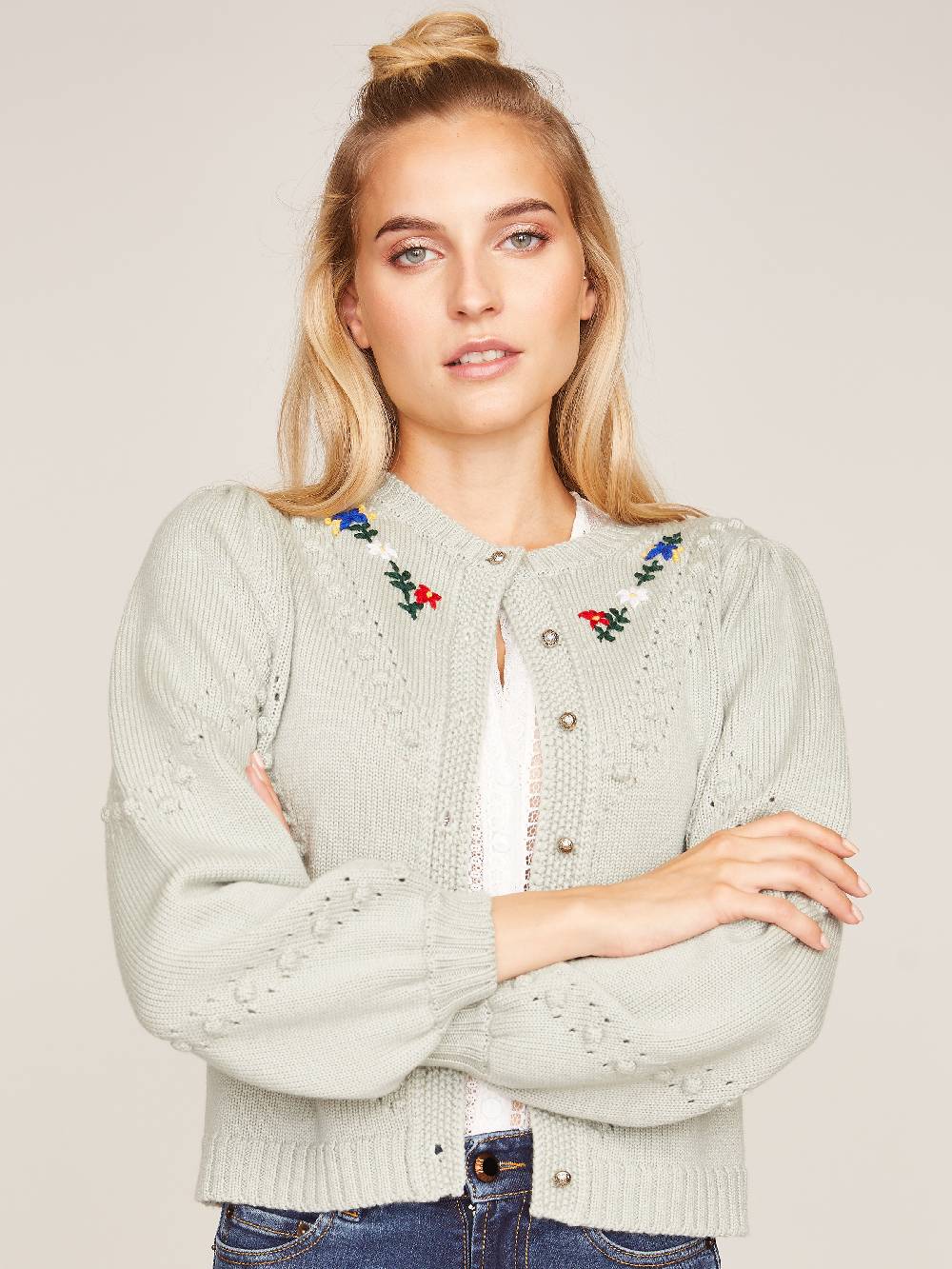 Limberry Strickjacke in Khaki mit Blumenstickerei - THERESA im Angebot