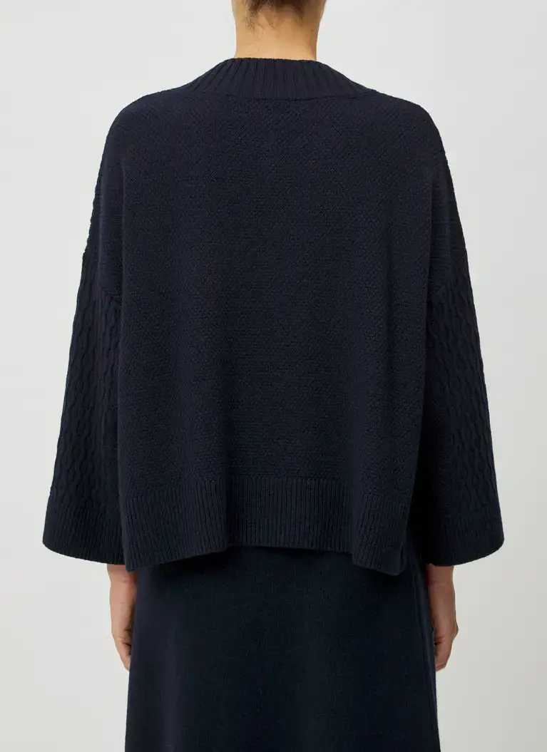 Maerz Muenchen V-Ausschnitt Pullover100% SchurwolleArt. Nr. 347700-399 Kauf eins, bekomm eins gratis