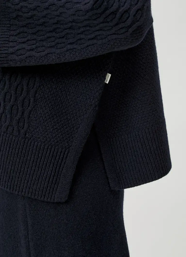 Maerz Muenchen V-Ausschnitt Pullover100% SchurwolleArt. Nr. 347700-399 Kauf eins, bekomm eins gratis