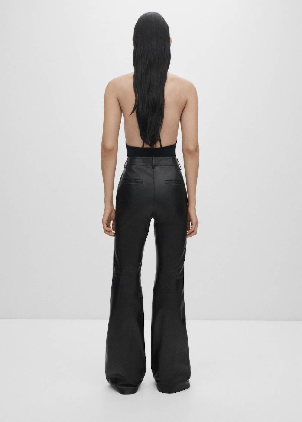 Mango Flared Hose aus Leder Begrenzt auf 3 Tage