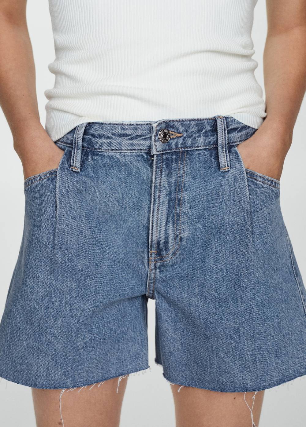 Mango Jeansshorts mit ausgefranstem Saum im Angebot
