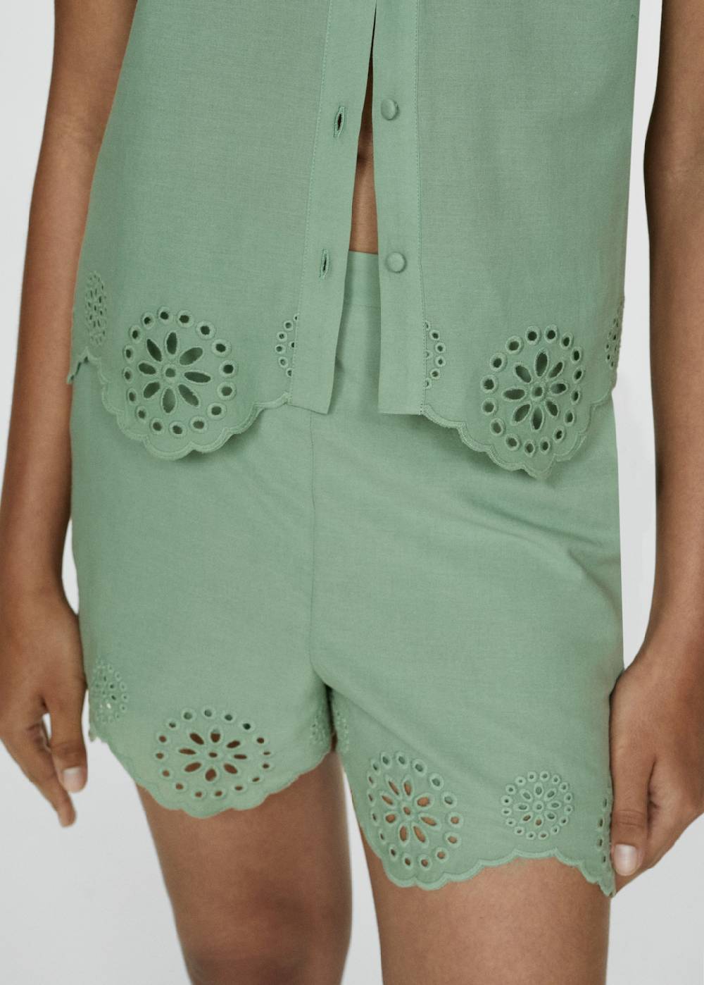 Mango Bestickte Lochstrick-Shorts Online