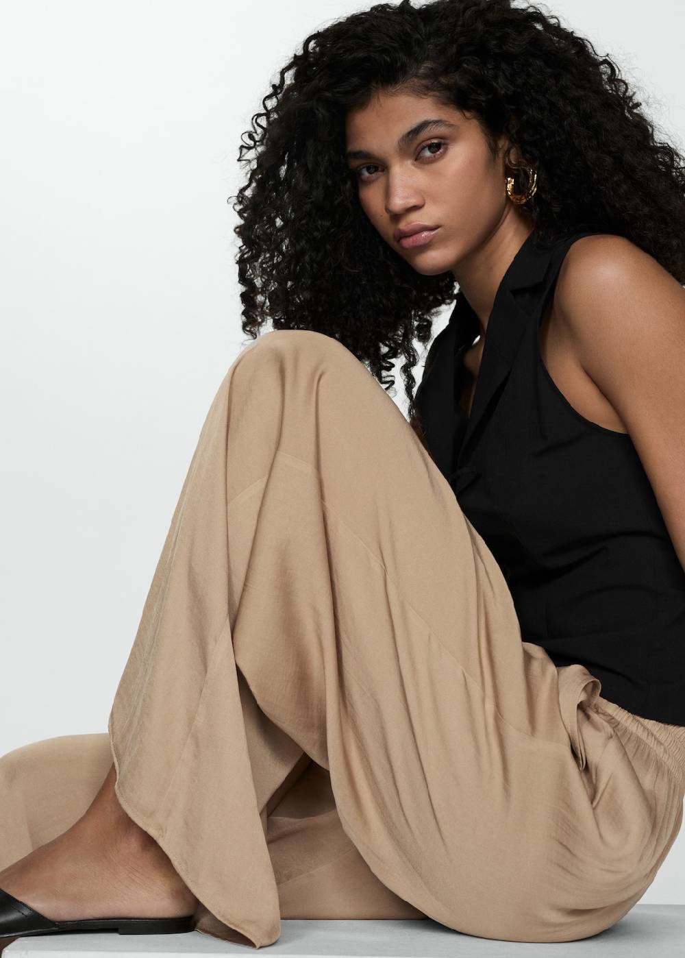 Mango Fließende Wideleg-Hose im Angebot