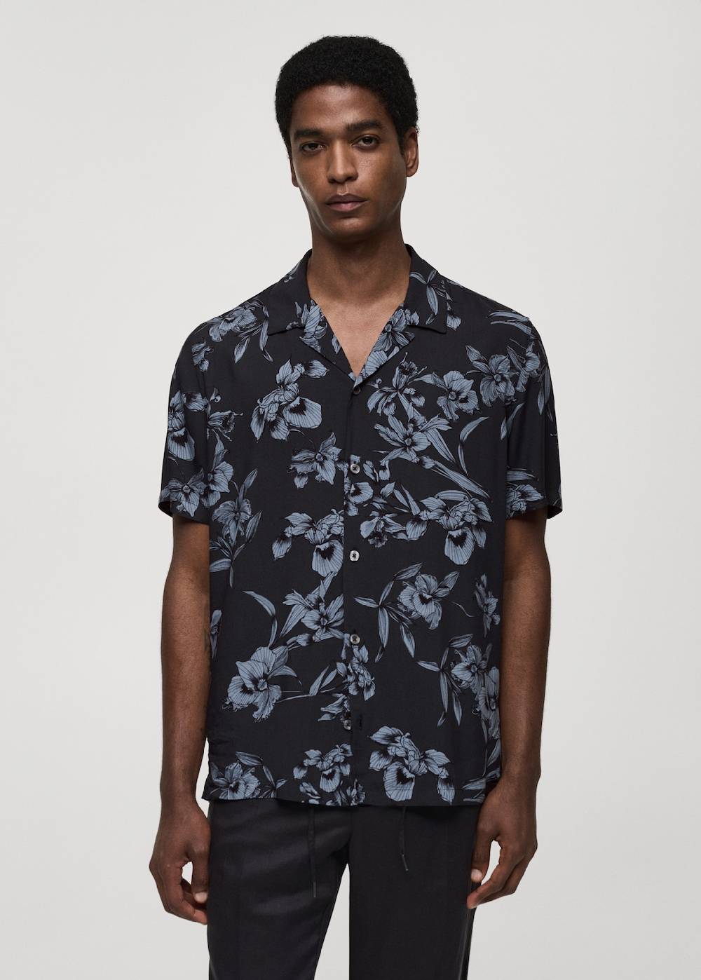 Mango Fließendes Hemd mit Hawaii-Print Im Verkauf