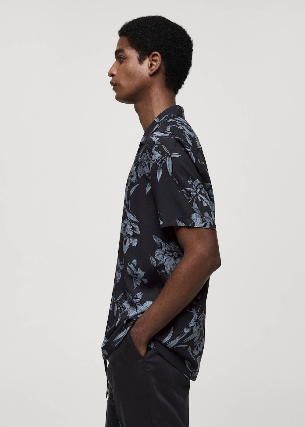Mango Fließendes Hemd mit Hawaii-Print Im Verkauf