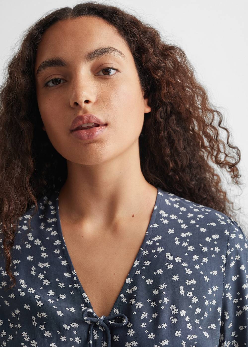 Mango Florales Kleid mit Raffdetails Tägliche Deals