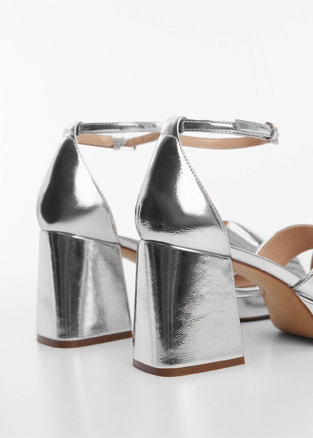 Mango Metallic-Sandale mit Absatz Auslauf