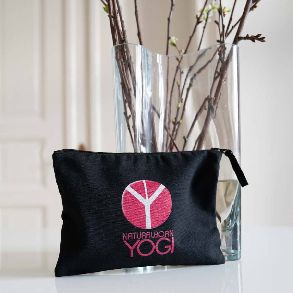 Natural Born Yogi Let Love Rule – Pouch schwarz Lagerräumung